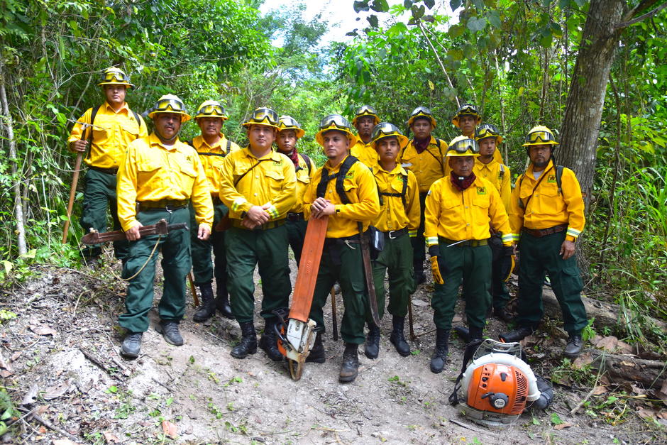 Los bomberos forestales son los principales héroes que salvan los bosques en Petén. (Foto: Fredy Hernández/Soy502)