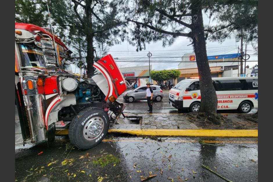 Un fuerte accidente de tránsito se produjo en la calzada San Juan, la tarde de este viernes 3 de febrero. (Foto: Bomberos Voluntarios)