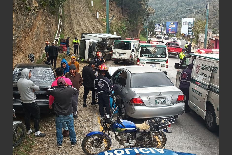 Este es el estado de salud del periodista que fue atropellado mientras transmitía en vivo un accidente en la ruta hacia Antigua Guatemala. (Foto: Bomberos Municipales Departamentales)