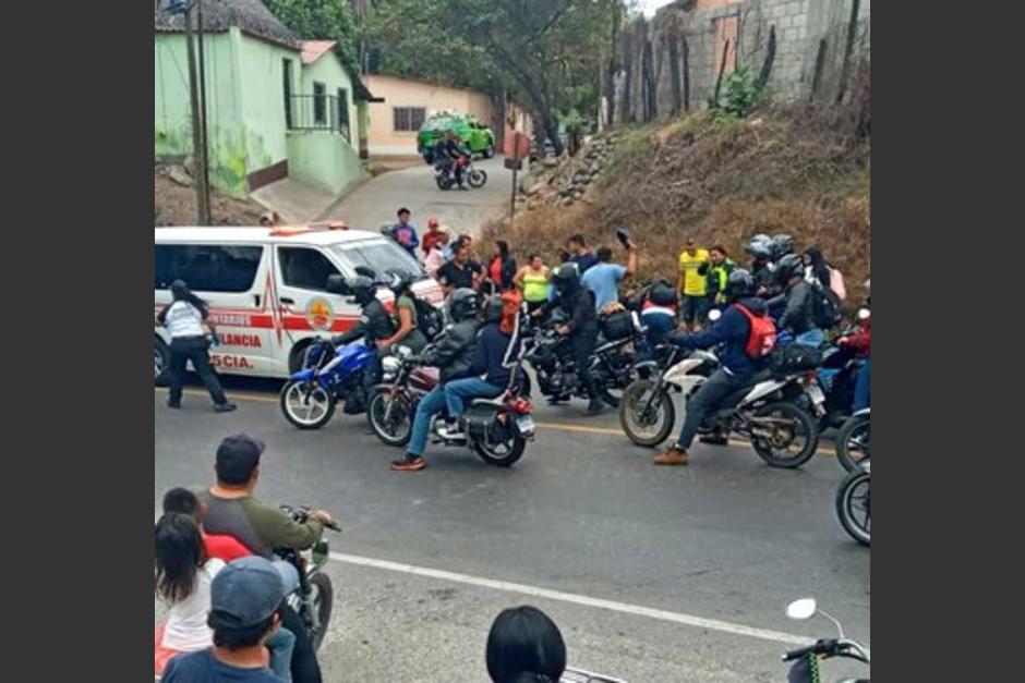 Un agente de la PMT de Teculután en Zacapa fue atropellado por un participante de la Caravana del Zorro. (Foto: Bomberos Voluntarios)