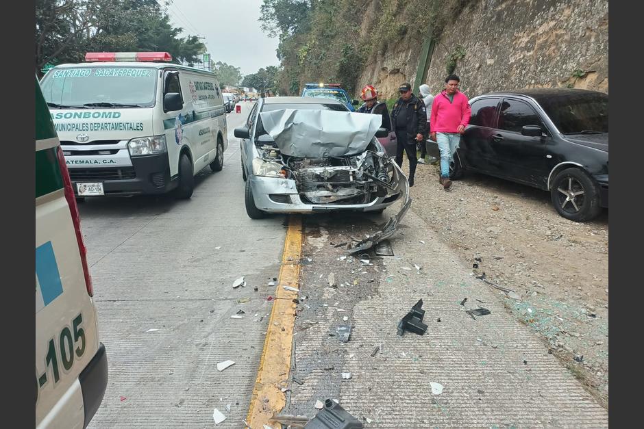 Un periodista fue atropellado mientras realizaba una cobertura en la bajada de Las Cañas, posteriormente el carro se empotró en una ambulancia que cubría otra emergencia. (Foto: Bomberos Municipales Departamentales)