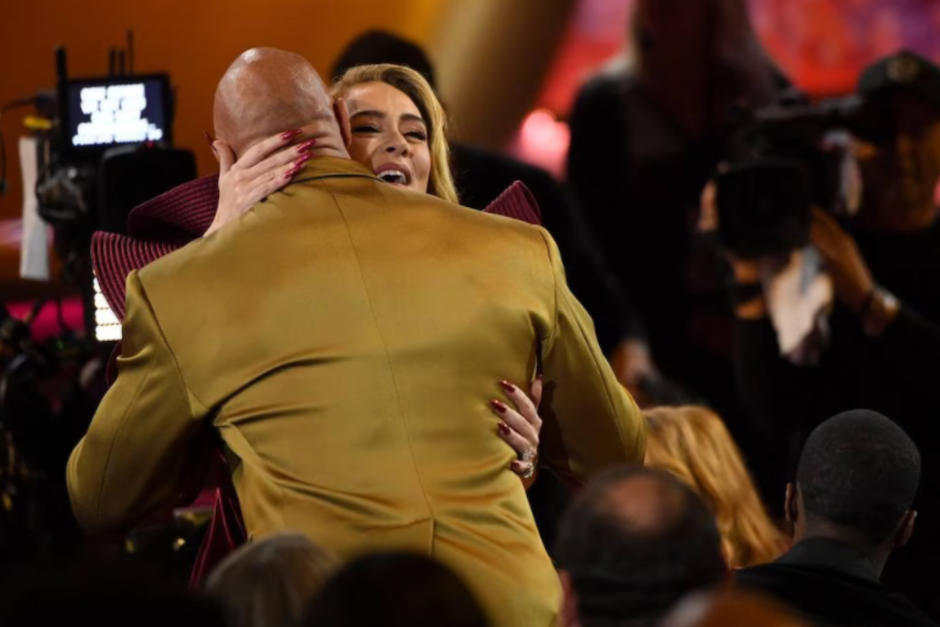 Dwayne Johnson se emocionó al abrazar a Adele en un divertido momento en la gala de los Grammys. (Foto: Grammy Awards)
