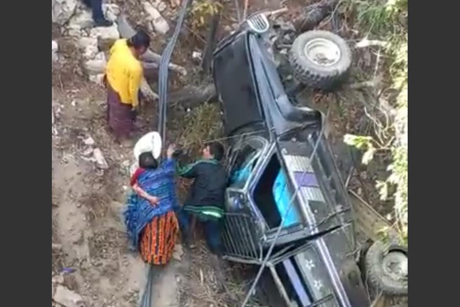 Un picop cay&oacute; a un barranco en una carretera de El Quich&eacute; y dej&oacute; al menos dos menores y cuatro adultos heridos. (Foto: captura de video)