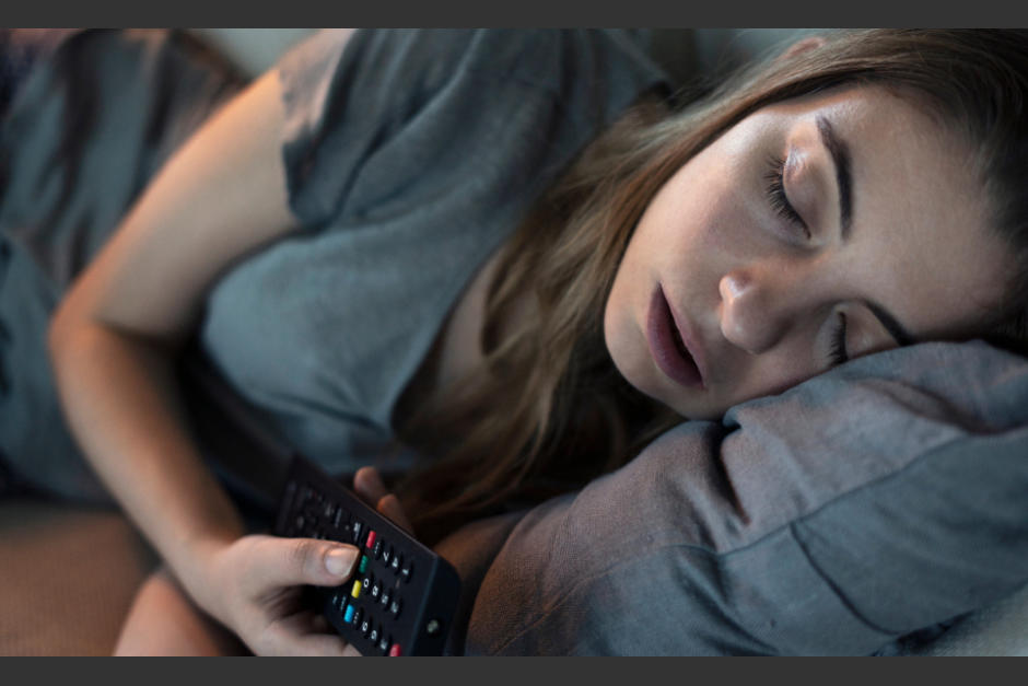 Dormir con la televisión encendida podría repercutir en tu salud. (Foto: Shutterstock)