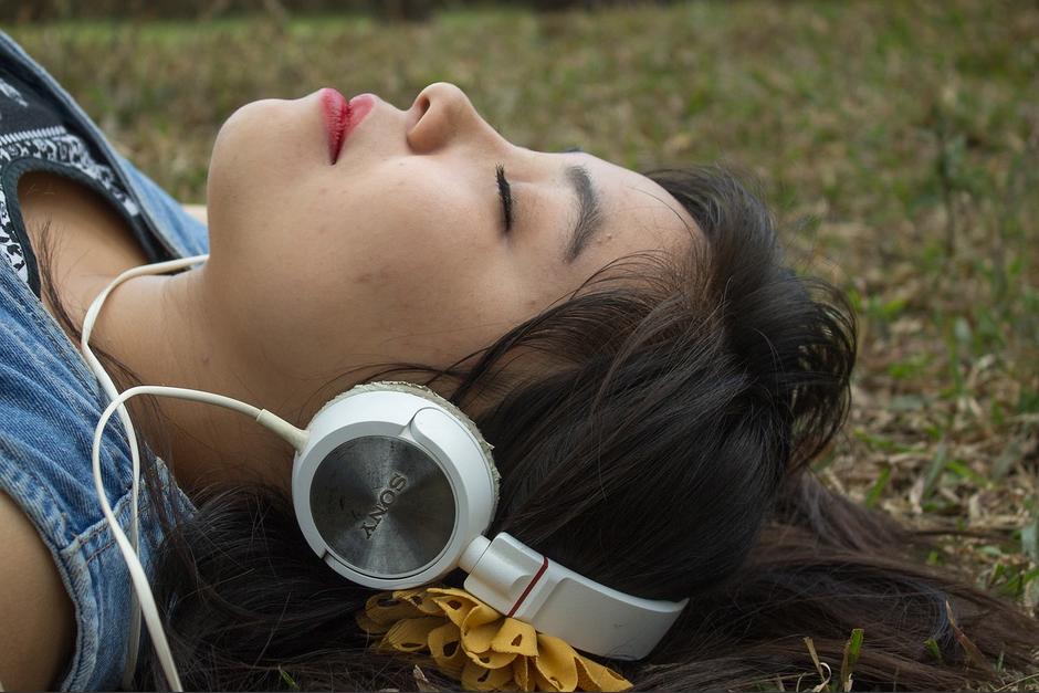 Los expertos recomiendan que no llegas al máximo cuando escuchas música con audífonos. (Foto: Pixabay)