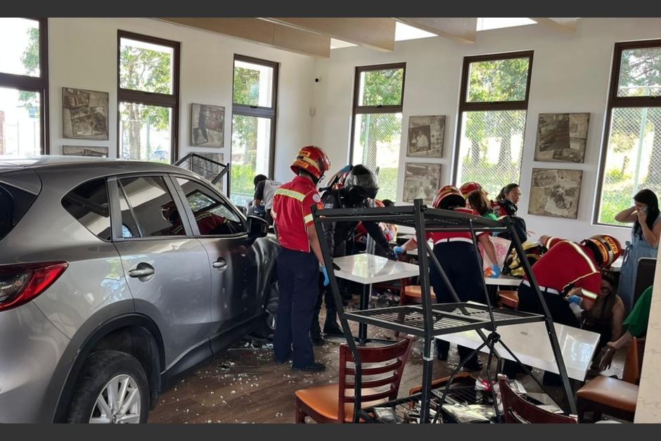 Dos mujeres fueron detenidas por el accidente de tr&aacute;nsito en el que un veh&iacute;culo termin&oacute; empotrado en una pasteler&iacute;a en El Naranjo. (Foto: Bomberos Municipales)