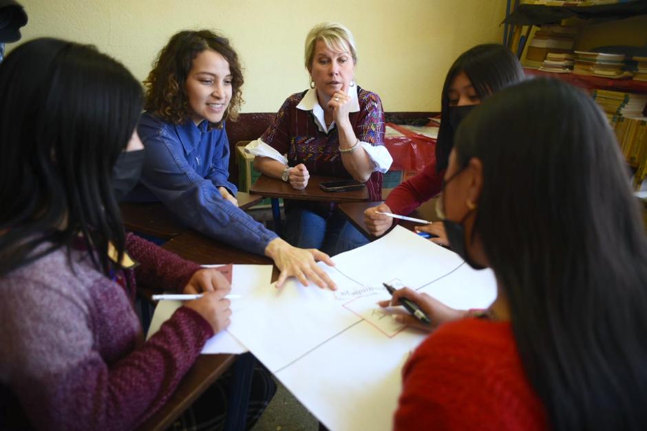Gaby Moreno y jennifer Jones participan en una clase de lectura junto con varios estudiantes. (Foto: Wilder López/Soy502)