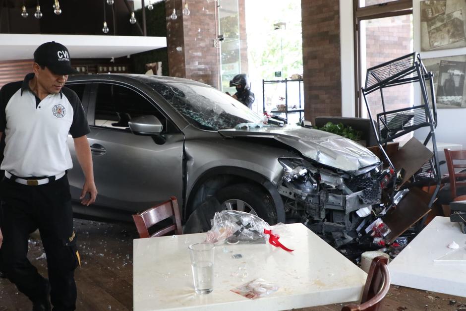 Por causas desconocidas, un conductor perdió el control y se empotró en una pastelería ubicada en El Naranjo. (Foto: Bomberos Voluntarios)
