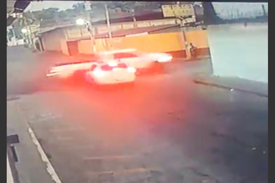 Dos vehículos chocaron en una intersección, provocando la muerte de un peatón en Coatepeque. (Captura Video)