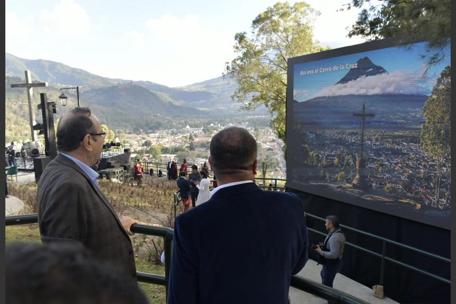 El presidente Giammattei inauguró el remozamiento realizado en el Cerro de la Cruz. (Foto: Presidencia)