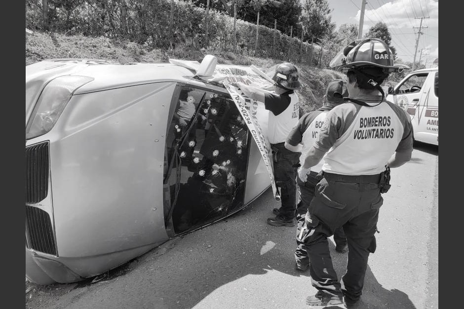 Por causas desconocidas, dos hombres que viajaban en un vehículo por la ruta Nacional 14 fueron atacados a balazos y terminaron semi volcados. (Foto: Bomberos Voluntarios)
