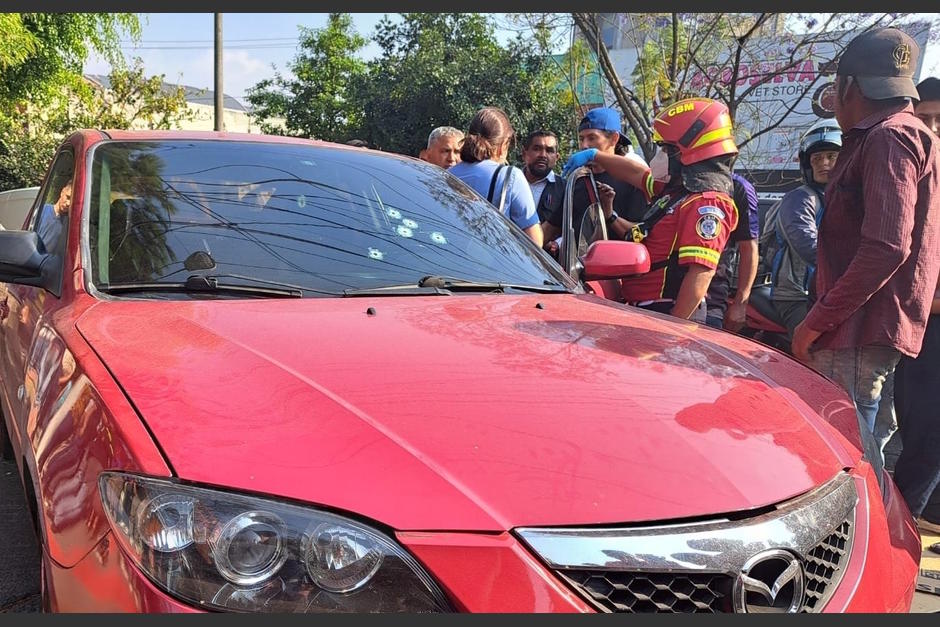 Un hombre de 43 años resultó herido durante un ataque armado, mientras conducía un vehículo en la zona 9 de la Ciudad de Guatemala. (Foto: Bomberos Municipales)