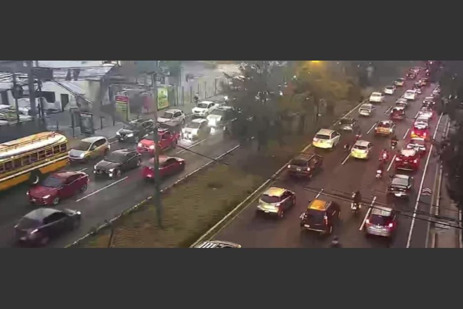 El tr&aacute;fico es pesado en la calzada Roosevelt durante la ma&ntilde;ana de este mi&eacute;rcoles 15 de febrero.&nbsp; (Foto: Emixtra)&nbsp;&nbsp;