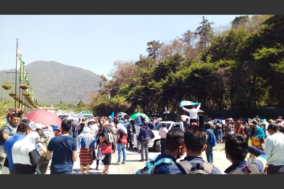 Un grupo de arrendatarios del mercado municipal de Antigua Guatemala realiza un bloqueo en el ingreso a la Ciudad Colonial. (Foto: redes sociales)