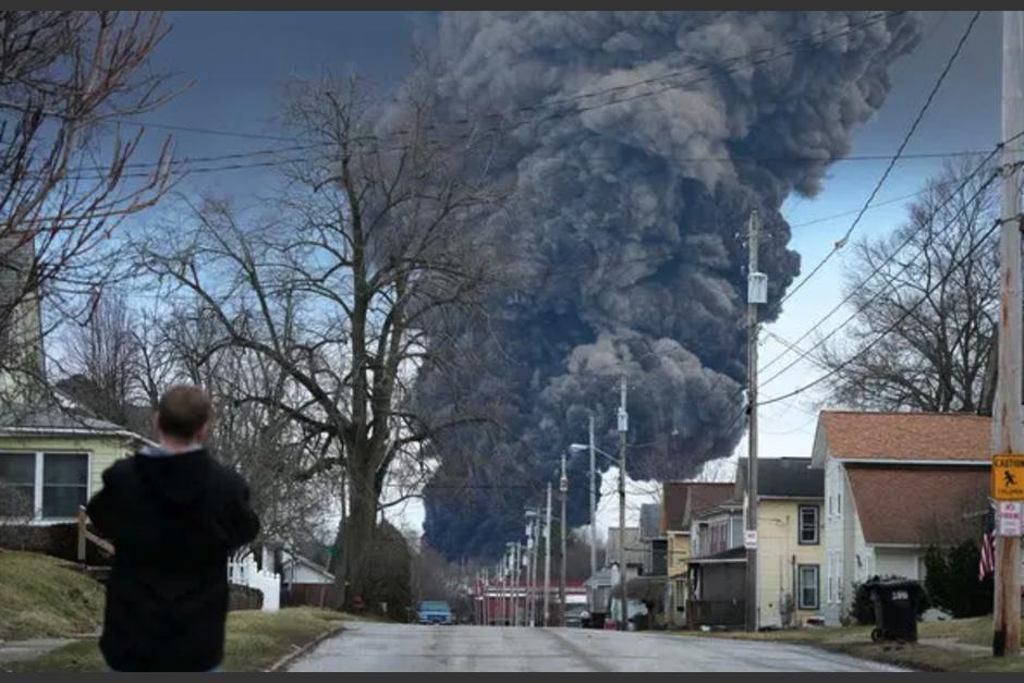 El descarrilamiento de un tren que transportaba qu&iacute;micos en Ohio provoc&oacute; una fuerte explosi&oacute;n. (Foto: The New York Times)
