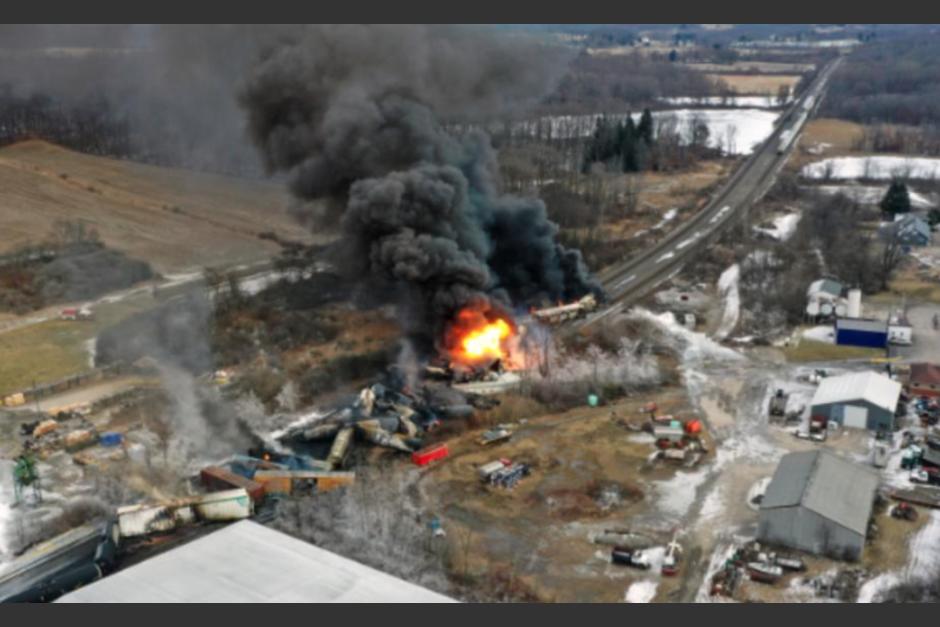 Tras el descarrilamiento del tren con sustancias t&oacute;xicas en Ohio, autoridades piden consumir agua embotellada. (Foto: CNN)