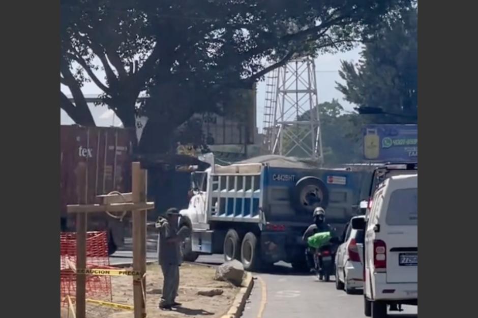 Desde este s&aacute;bado habr&aacute; un cierre en la 53 calle de la avenida Petapa, por la construcci&oacute;n de un paso desnivel. (Foto: captura de video)