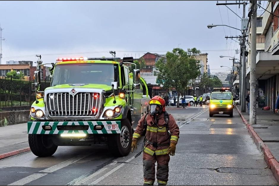 Se mantiene cerrado el paso por una fuerte fuga de gas en la zona 1 de la Ciudad de Guatemala. (Foto: Bomberos Municipales)