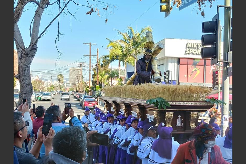 As&iacute; recorri&oacute; Jes&uacute;s de Candelaria calles y avenidas de Los &Aacute;ngeles, California, en su llegada a la iglesia Santo Tom&aacute;s El Ap&oacute;stol. (Foto: Lanza Divina/St. Thomas the Apostle Catholic Church)