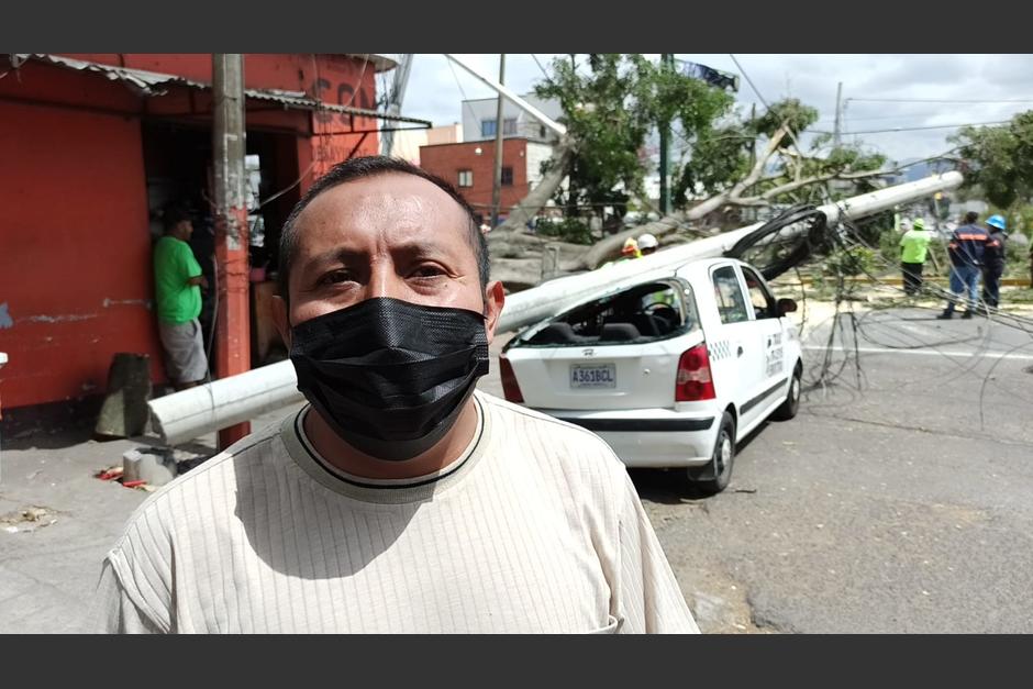 Conductor de taxi particular narró el momento en que un árbol cayó sobre su vehículo. (Foto: Wilder López/ Soy502)
