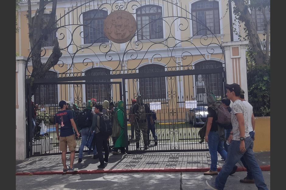 Piden apoyo en el Paraninfo Universitario por ingreso de desconocidos que utilizaron la fuerza y portan cuchillos. (Foto ilustrativa: @sinapsisgt/Twitter)