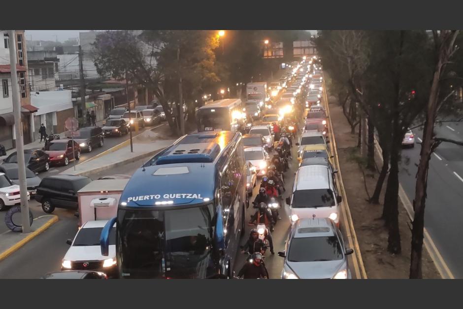Tras estar varios minutos detenidos en buses del sistema Transmetro, varios guatemaltecos decidieron caminar en el PerifÃ©rico. (Foto: cortesÃ­a/Soy502)&nbsp;