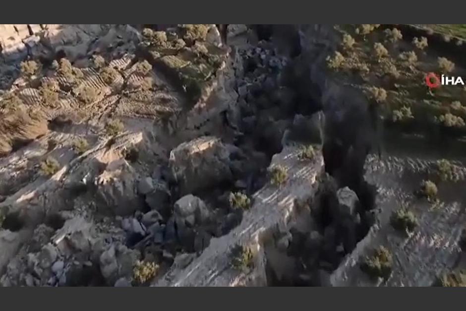 El terremoto de Turqu&iacute;a dej&oacute; una enorme grieta en el suelo. (Foto: captura de pantalla)