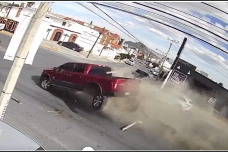 El incidente fue captado por cámaras de seguridad en la ciudad de Chihuahua. (Captura Video)
