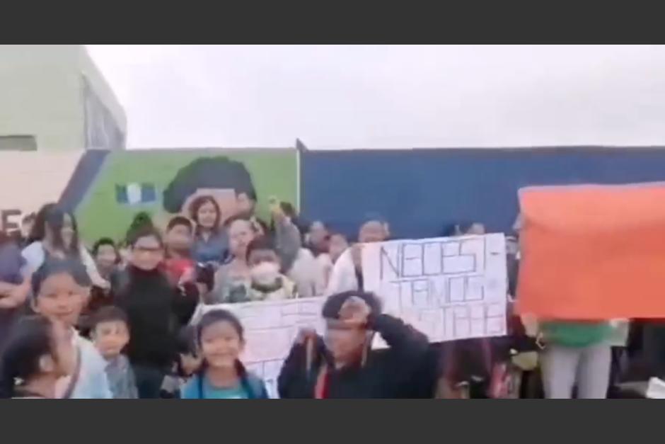 Un grupo de padres de familia y estudiantes realizan una manifestación para exigir más docentes en una escuela de zona 18. (Foto: Captura de video)