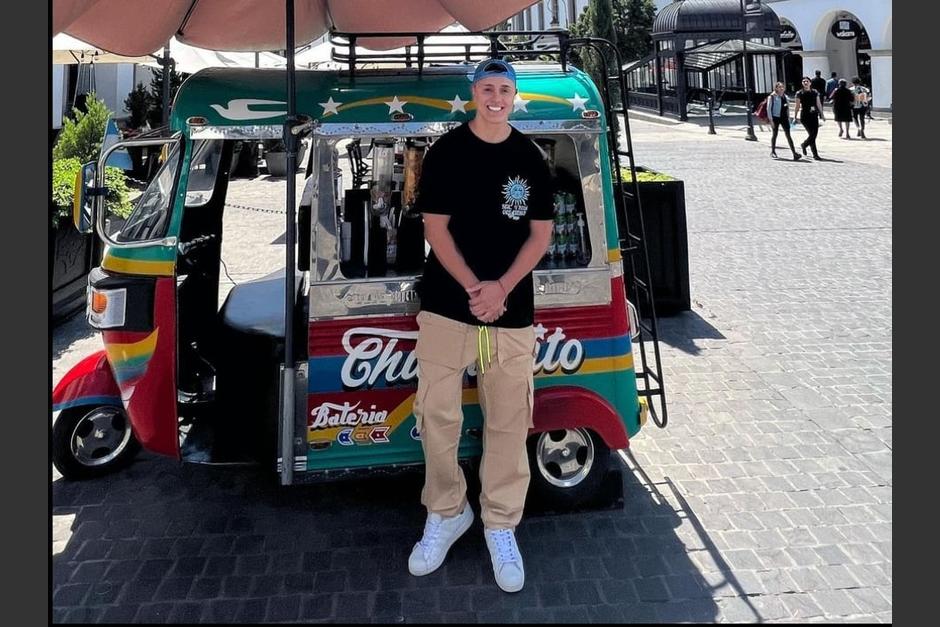 Joey Montana estuvo en Guatemala y aprovechó para tomarse una foto en Ciudad Cayalá. (Foto: Instagram/JoeyMontana)