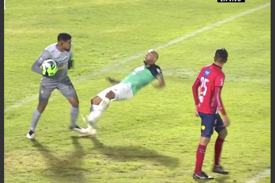 Jos&eacute; Calder&oacute;n empuja a Alexander Robinson, pero el refer&iacute; no vio el empuj&oacute;n. (Captura Video)