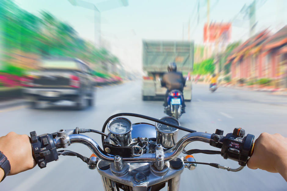 Un motorista se salv&oacute; de ser atropellado por un cami&oacute;n de volteo que sufri&oacute; fallas en el sistema de frenos en la ruta al Atl&aacute;ntico. (Foto ilustrativa: Shutterstock)