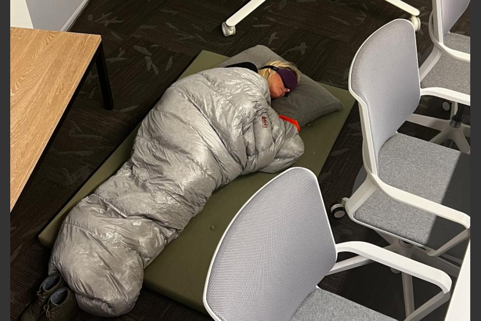 La empleada de Twitter se volvió viral tras compartir una foto durmiendo en su oficina. (Foto: Twitter)