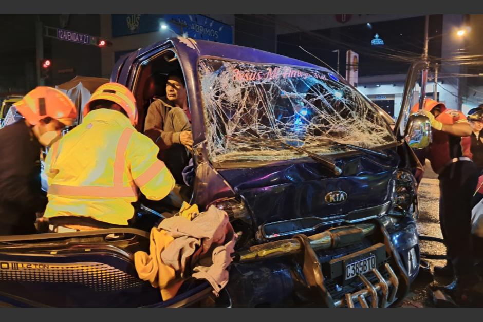 El accidente dej&oacute; cuatro heridos, dos de ellos requirieron equipo especial para salir del cami&oacute;n.&nbsp; (Foto: Bomberos Municipales)&nbsp;