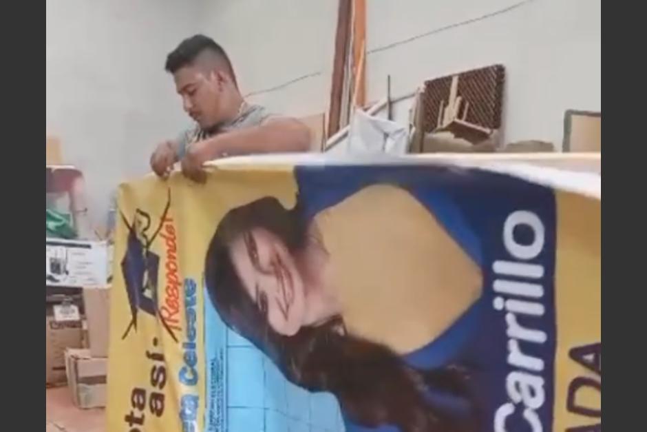 Un guatemalteco compartió una fotografía mientras tomaba parte de la propaganda usada por la excandidata. (Foto: captura video)&nbsp;
