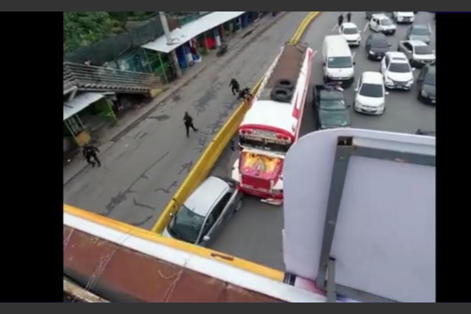 Varios videos muestran los daños a varios carros durante la persecución de las autoridades a sospechosos que se movilizaban en un bus. (Foto: captura pantalla)&nbsp;