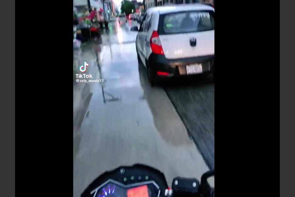 Un motorista grabó su propio accidente en zona 1 y las imágenes se volvieron virales. (Foto: captura de pantalla)&nbsp;