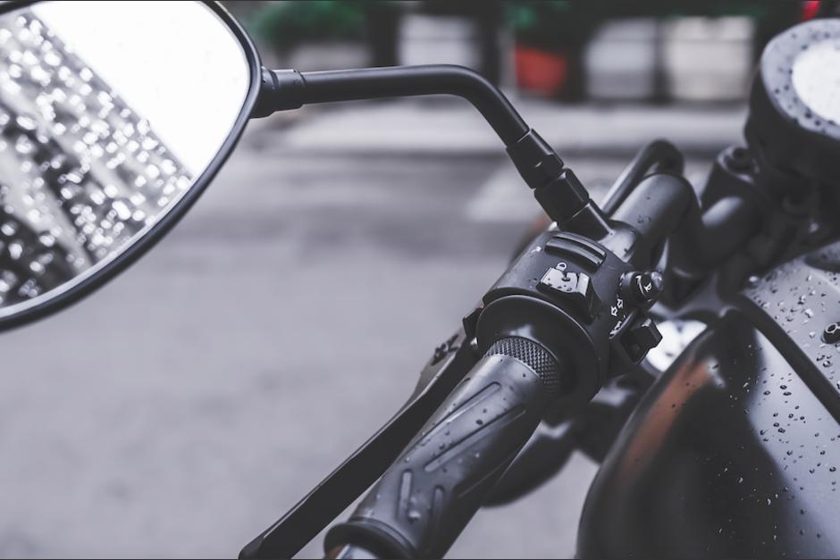 Un hombre fue captado mientras paseaba en su moto acompa&ntilde;ado de su perro. (Foto: Ilustrativa/Shutterstock)&nbsp;