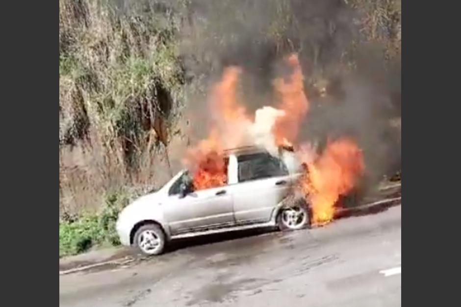 Auto incendiado en la ruta interamericana. (Foto: Municipalidad de Mixco)