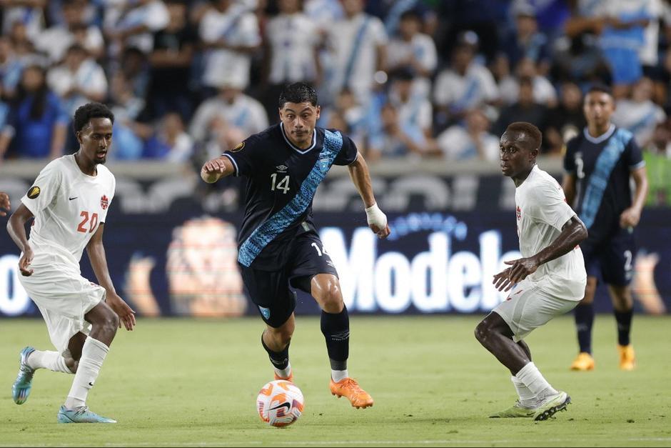 Darwin Lom ante la selecci&oacute;n de Canad&aacute;. (Foto: AFP)