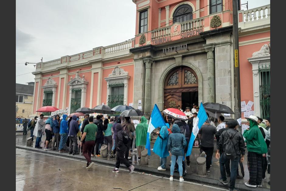Varias personas se apostaron frente al TSE para exigir elecciones limpias. (Foto: Sandra Sebastián/Soy502)