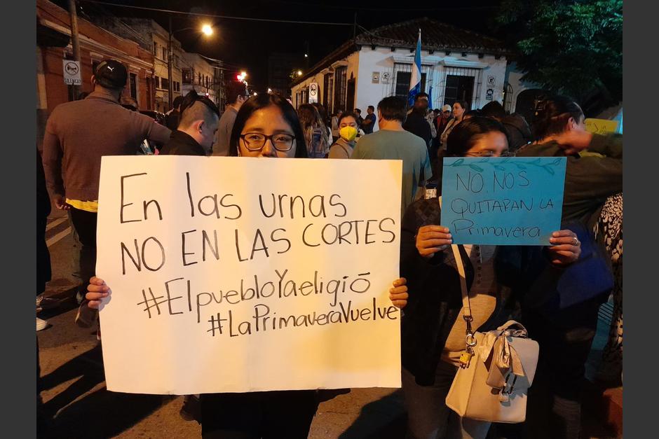 Simpatizantes de Semilla manifestaron el sábado frente a la CC tras la decisión de atrasar los resultados electorales. (Foto: Sandra Sebastián/Soy502)