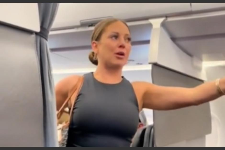 Mujer enloquecida demanda bajarse del avi&oacute;n. (Foto: Captura de pantalla)