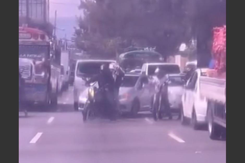 Captan los instantes despu&eacute;s de ocurrido un incidente de violencia ocurrido en la calzada San Juan. (Foto: captura de video)