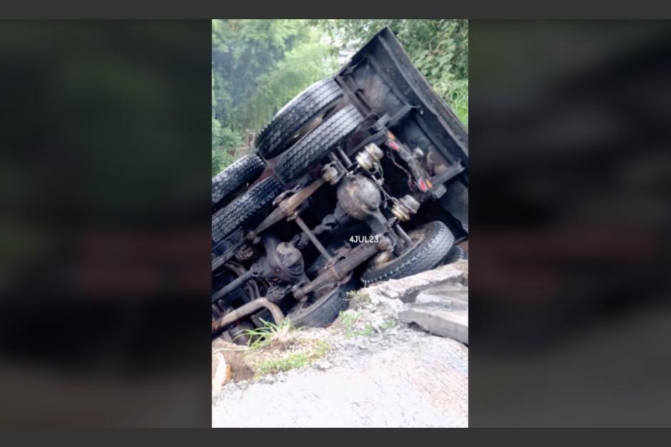 Un camión perdió el control, salió de la cinta asfáltica y terminó a punto de caer a un río. (Foto: captura de video)