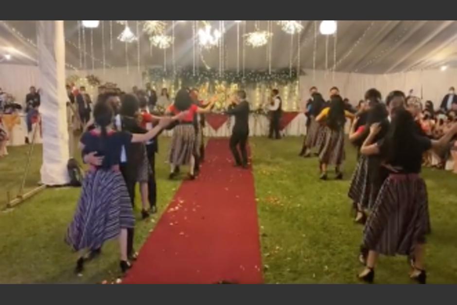 La novia decidi&oacute; presentar una coreograf&iacute;a en marimba el d&iacute;a de su boda. (Foto: captura de video)