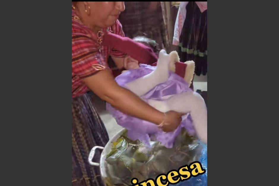 Una curiosa tradición guatemalteca dio de qué hablar entre internautas. (Foto: captura de video)
