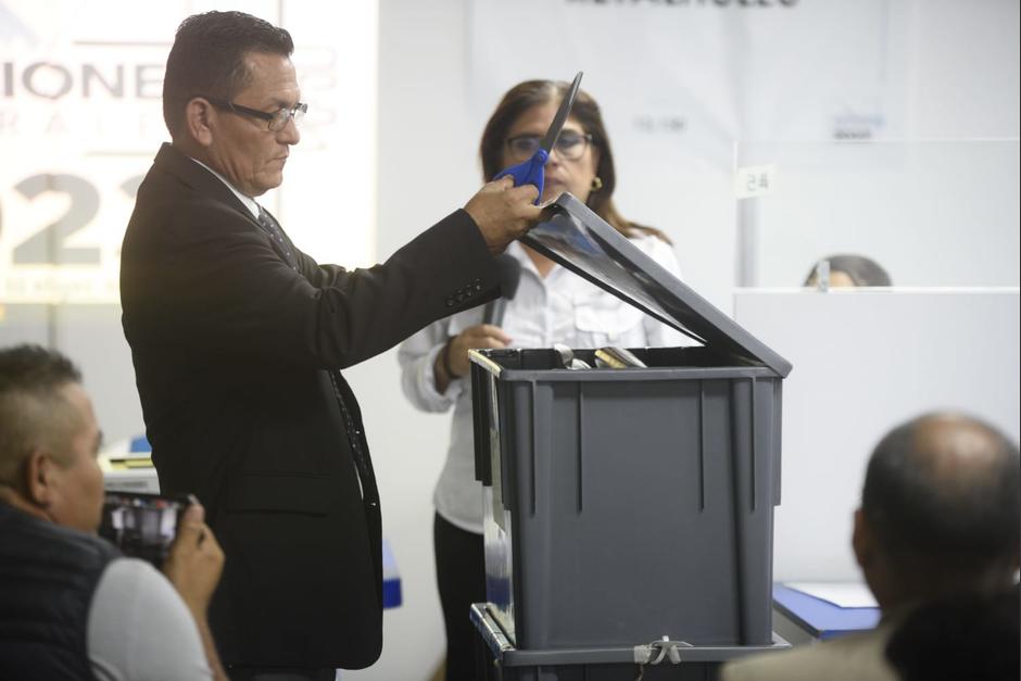 La Junta Electoral Departamental de Retalhuleu decidió abrir las cajas electorales y realizar el recuento de votos. (Foto: Wilder López/Soy502)