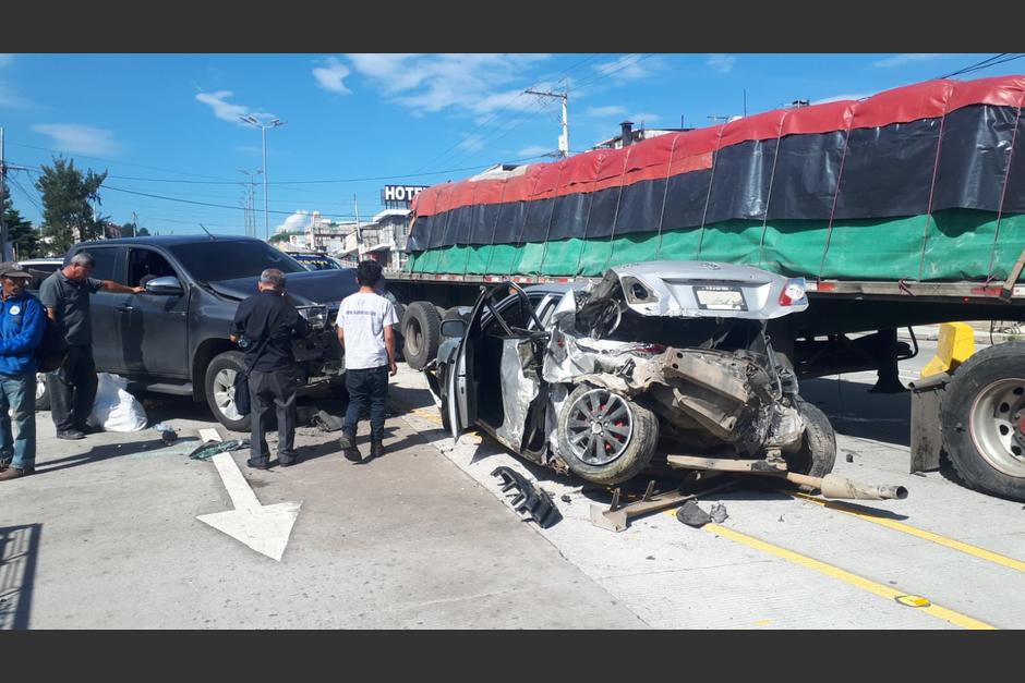 Un tr&aacute;iler habr&iacute;a sufrido desperfectos en el sistema de frenos y colision&oacute; con al menos cuatro carros en Cuatro Caminos. (Foto: Stereo100Noticias)