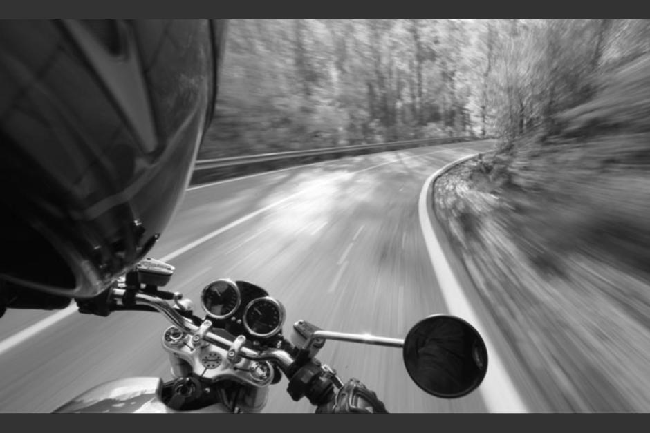 Sali&oacute; a la luz la &uacute;ltima fotograf&iacute;a del motorista fallecido en Tecp&aacute;n, fue captada minutos antes de la tragedia. (Foto: Revista Moto)